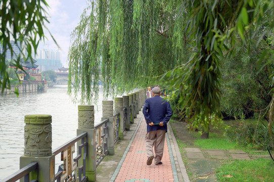 河边步行道 散步的老人