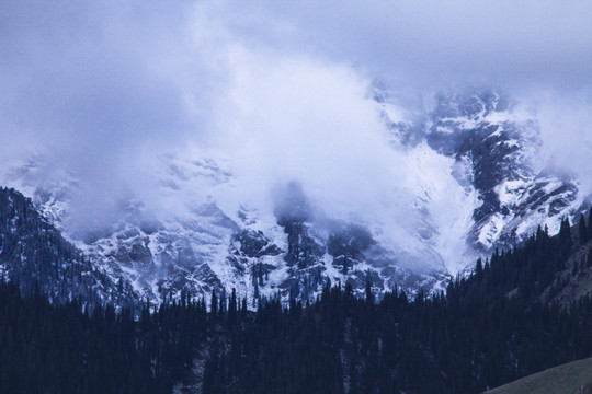 天山山脉雪景