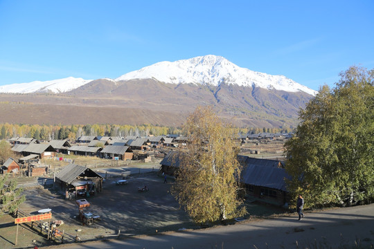 新疆禾木村农舍雪山