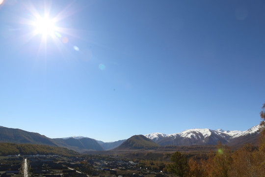 新疆禾木村农舍雪山