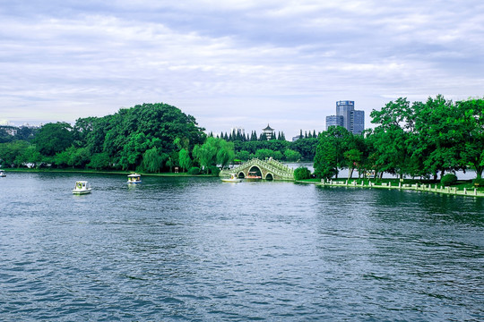 公园湖景