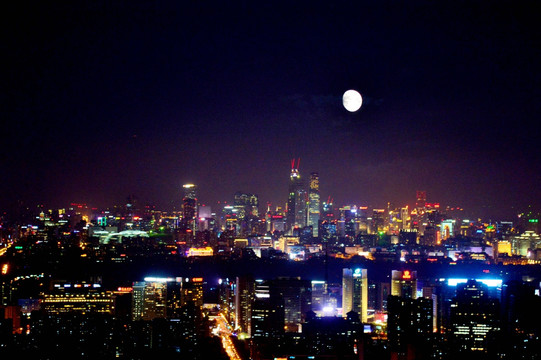 月亮与城市