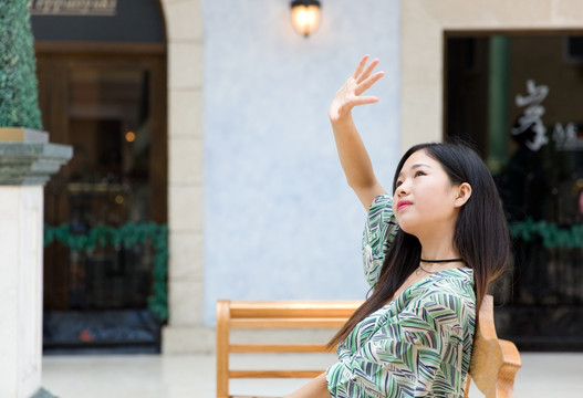 美女仰望