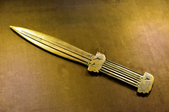 早期铁器时代虎首铜剑