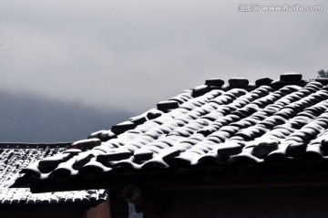 瓦屋顶上积雪