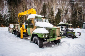 被积雪覆盖的吊车