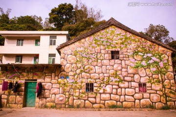 外墙彩绘的砖瓦房
