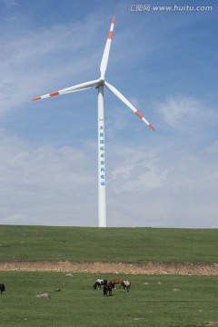 草原上的风力发电机 马群
