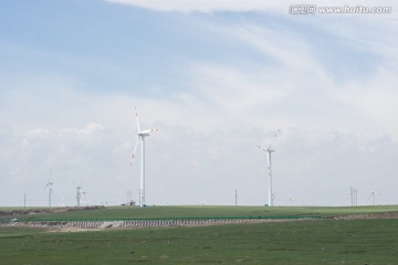 草原上的风力发电机