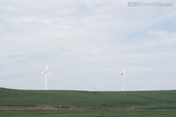 草原上的风力发电机