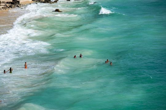 海滨戏水踏浪