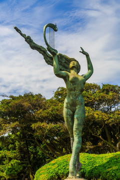 弹竖琴的女人雕像