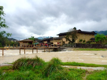 土楼河流