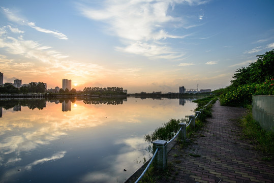 河岸日出