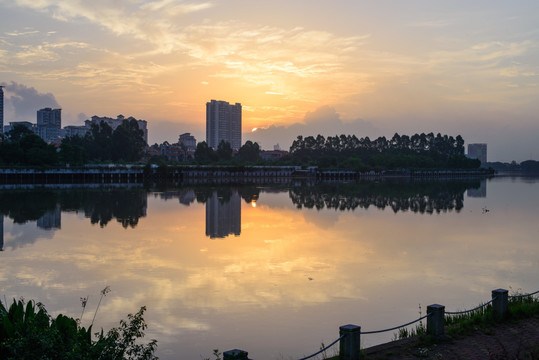 绚丽天空河岸风景