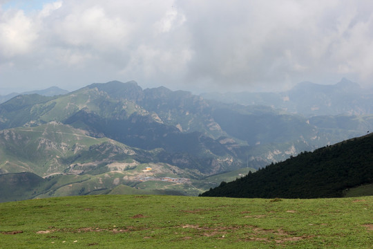 云海 草甸 绿地 山峦