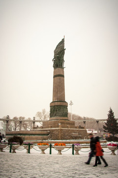 雪中的哈尔滨防洪纪念塔