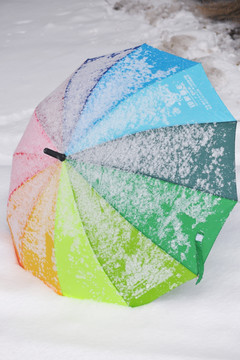 雪地里的伞