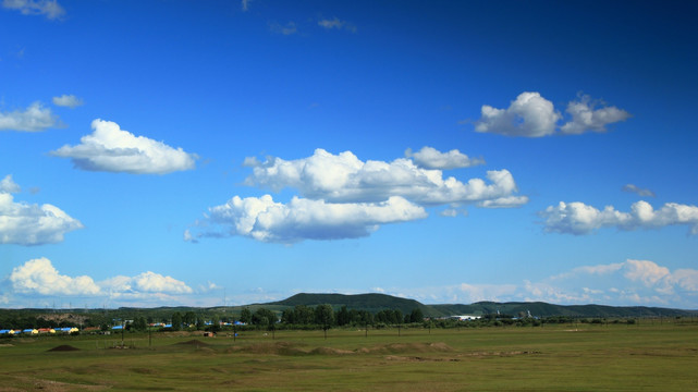 蓝天白云下的呼伦贝尔大草原