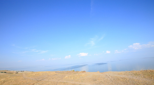 蓝天湖水