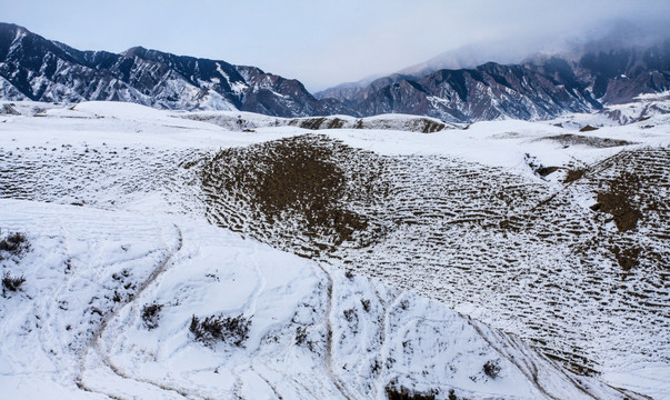 天山山脉冬季雪景