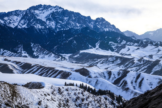 天山山脉积雪