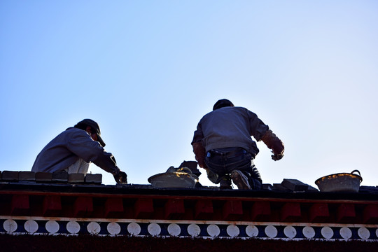 屋顶上的建筑工人