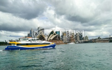 游船驶过悉尼歌剧院