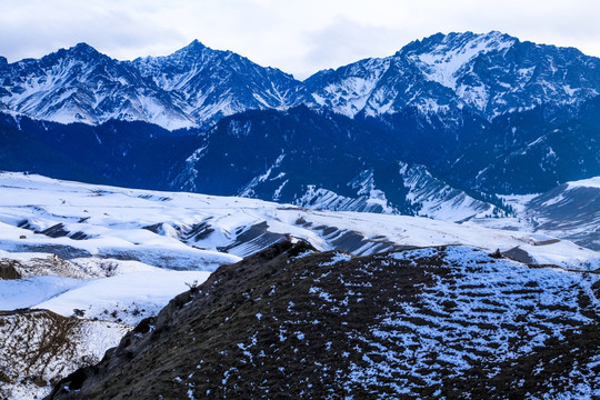 天山山脉积雪