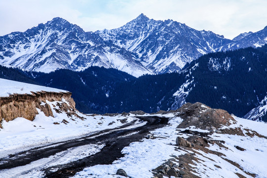 天山山脉积雪