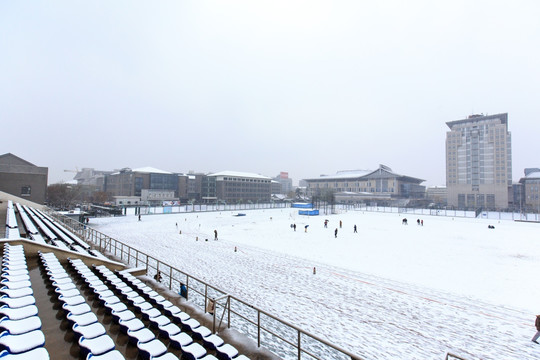 北京大学五四运动场雪景