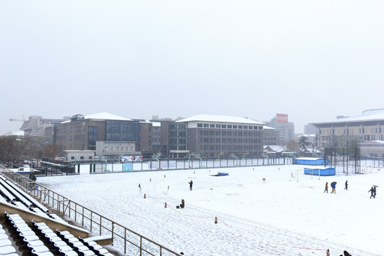 北京大学五四运动场雪景