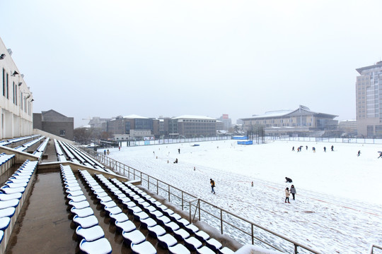 北京大学五四运动场雪景