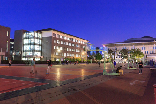 北京大学夜景五四运动场一角