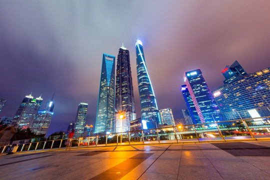 上海三足鼎立夜景