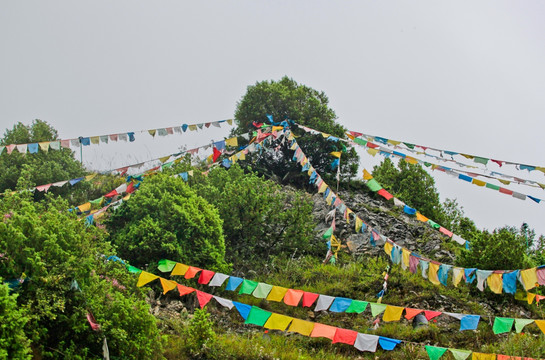 山坡 经幡