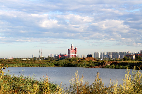 大庆 湿地 蓝天 楼房