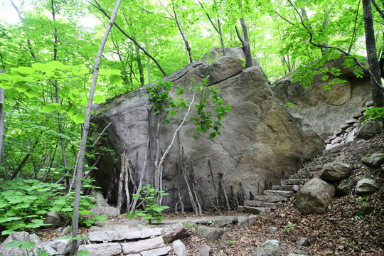 巨石 石头 山里