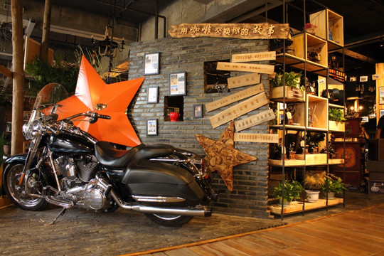 咖啡厅 内景 文艺 摩托车