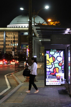 夜色下的首尔公交车站