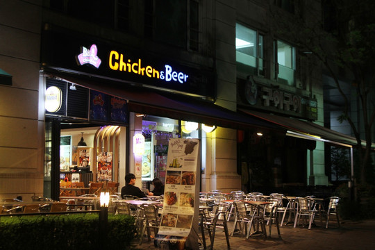 夜色下的首尔街头餐馆