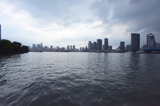 上海黄浦江畔的建筑风光