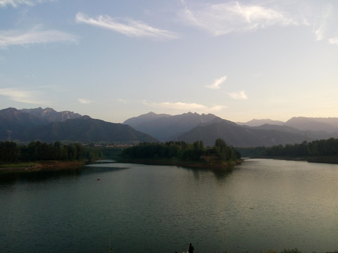 夕阳下的秦岭水库