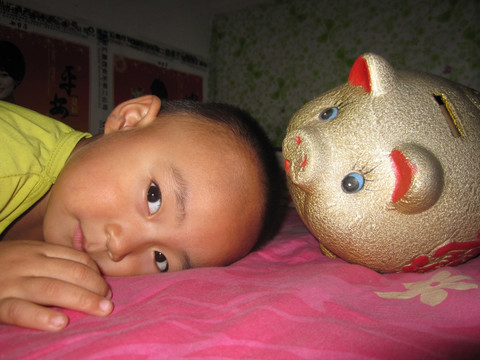 小孩与发财猪