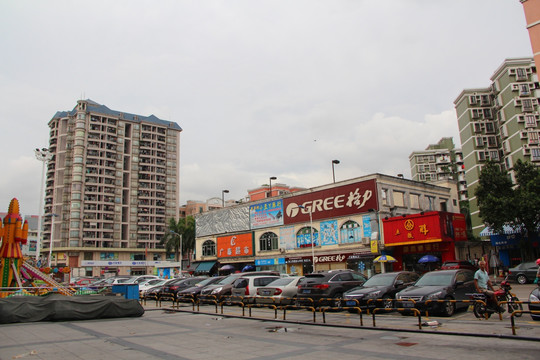 嘉洲广场对面