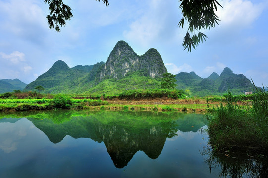 山峰与溪流