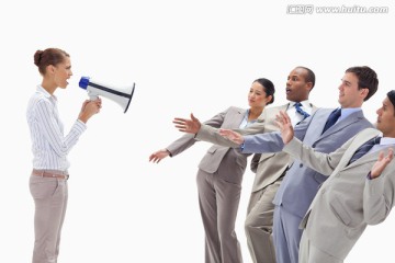 拿着扩音器训话的领导