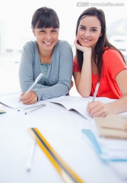 在图书馆学习的两个女学生