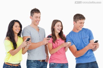 四位玩手机的年轻人
