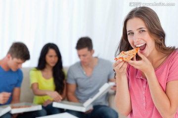 吃披萨的女大学生和她的同学